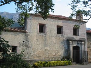 Capilla de la Reina de los Ángeles en Peñamellera Alta: Historia y Patrimonio Vivo Fachada de la Capilla de La Reina en Peñamellera Alta