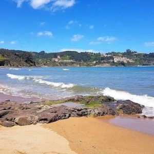 Playa de La Griega en Colunga: huellas de dinosaurio, arena dorada y naturaleza en Asturias Vista de la playa La Griega en Colunga
