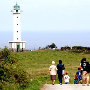Faro de Lastres Asturias: Experiencia única entre acantilados y atardeceres inolvidables Vista del Faro de Lastres en Colunga