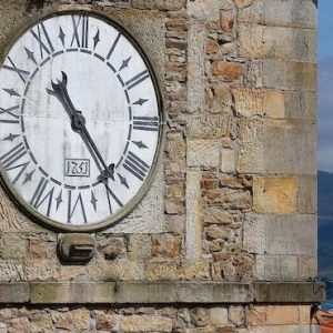 Torre del Reloj de Lastres: Historia y Belleza en el Corazón de Colunga Vista de la Torre del Reloj en Lastres en Colunga
