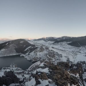 Alquila raquetas de nieve en la Montaña Palentina