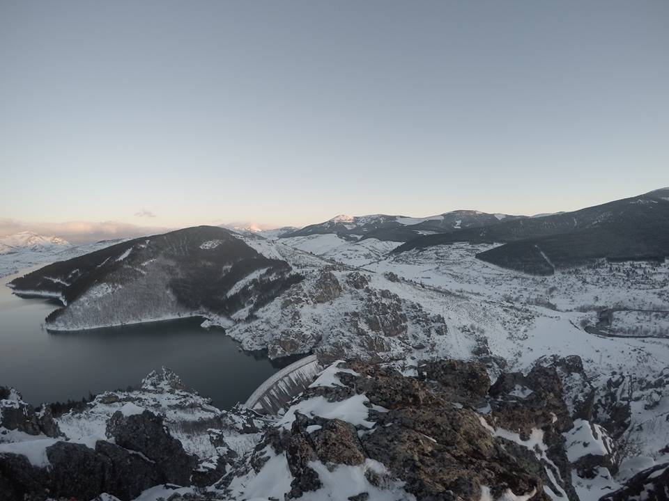 Foto de embalse nevado con Fuente de aventuras en Camporredondo de Alba en Palencia