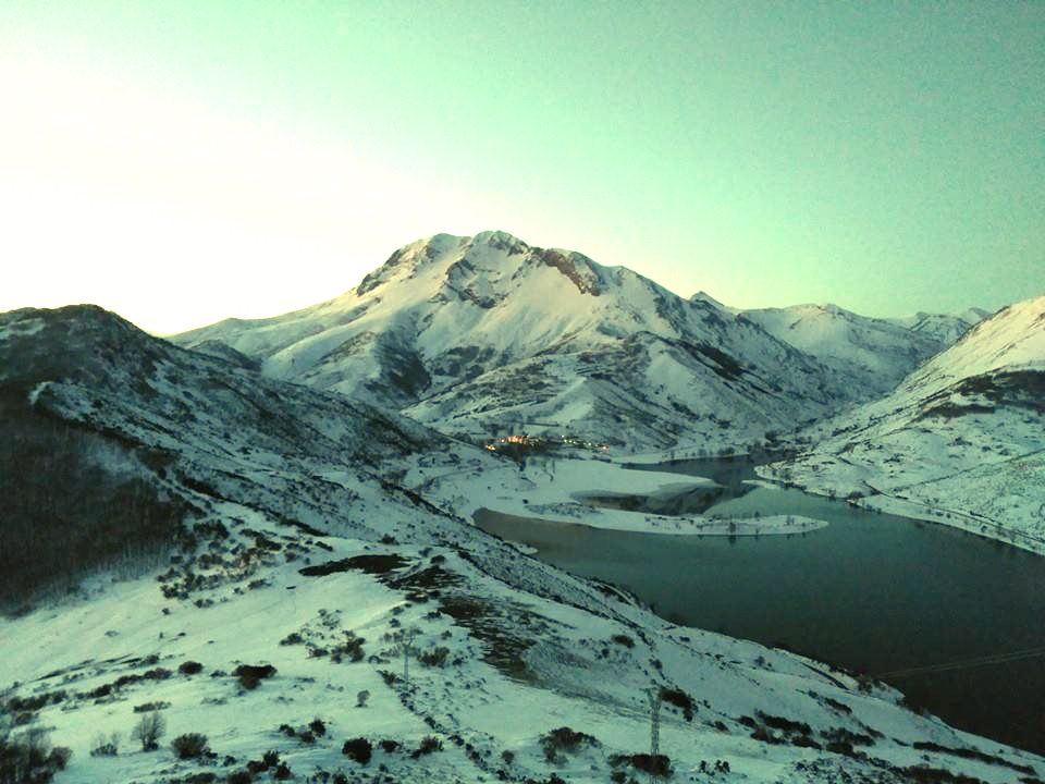 Montaña palentina nevada con Fuente de Aventuras en Camporredondo de Alba en Palencia