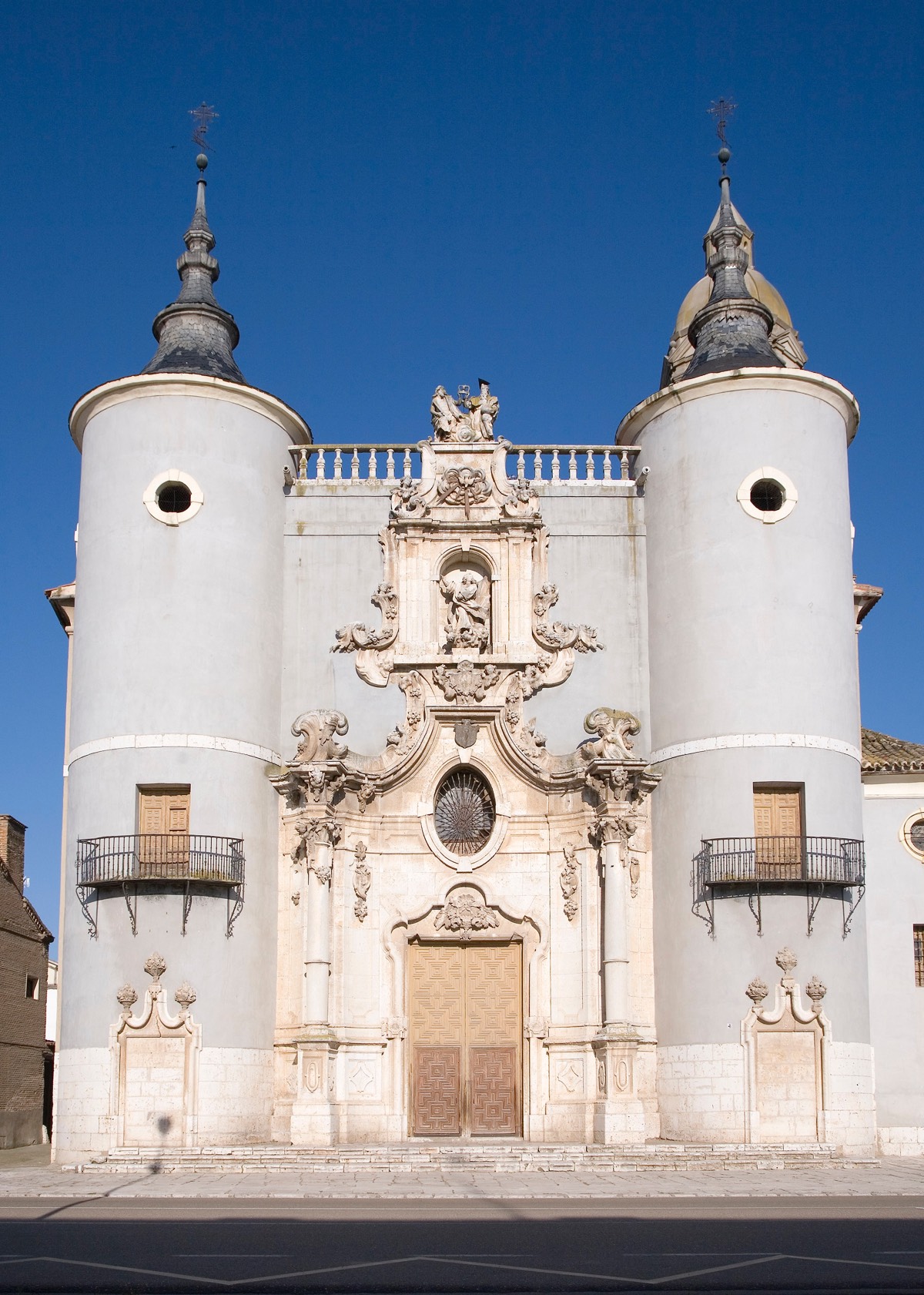 Fachada de la iglesia Nuestra Señora La Virgen de la Asunción en Rueda