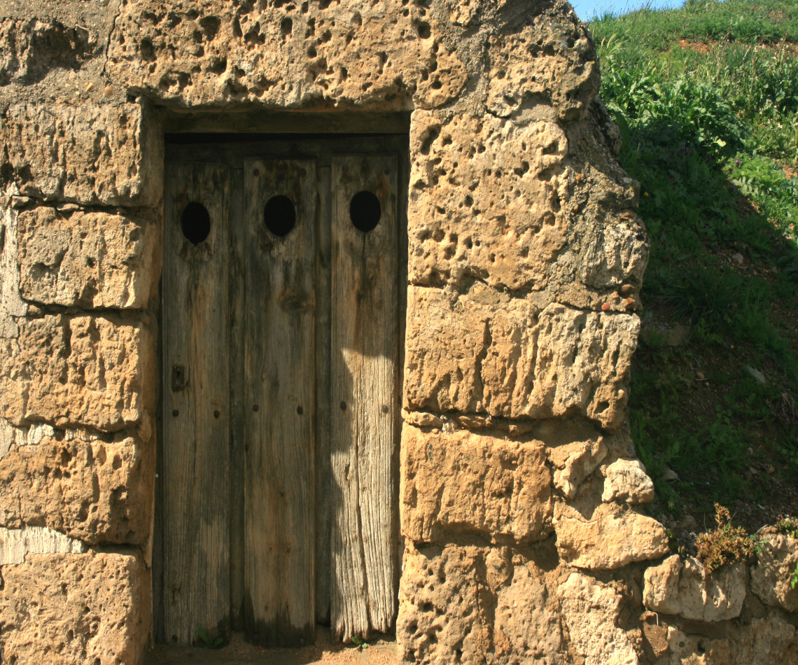 Ventana de bodega tradicional en Cubillas de Santa Marta en Valladolid