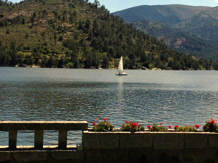 Vista a la lejanía de el Embalse de el Burguillo en Ávila