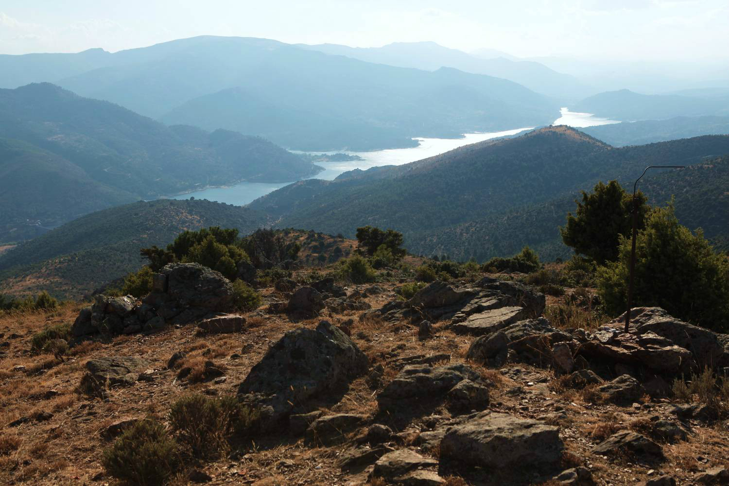 Vista del Embalse de El Burguilllo cercano al hotel El Hotelito en Navaluenga en Ávila