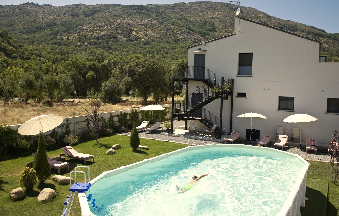 Visita del hotel El Hotelito y la piscina en Navaluenga en Ávila