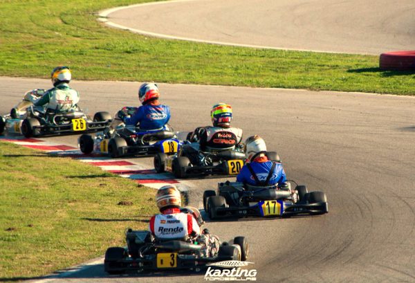 Personas disfrutando del circuito de Karts de Karting Tordesillas