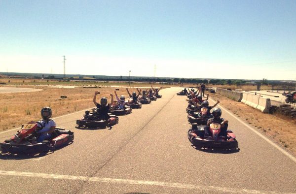 Grupo disfrutando en el circuito de Karts de Karting Tordesillas en Valladolid