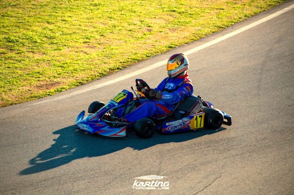 Conducción en pista de un kart con la Empresa Karting Tordesillas en Tordesillas en Valladolid