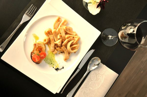 Plato de calamares con el Hotel Araz en Cantabria