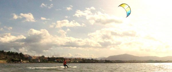 Practicando kitesurf con la Empresa Northwind kitesurf en Cantabria