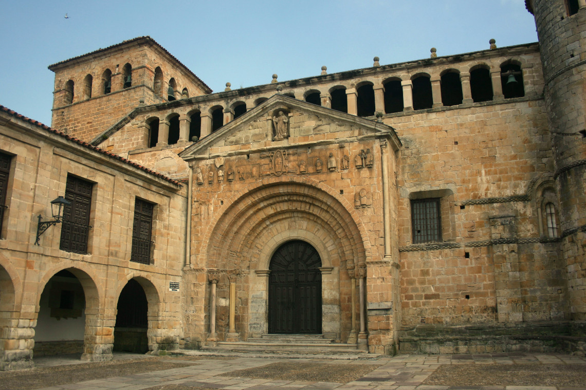 Fachada de la Colegiata de Santillana del Mar en Cantabria