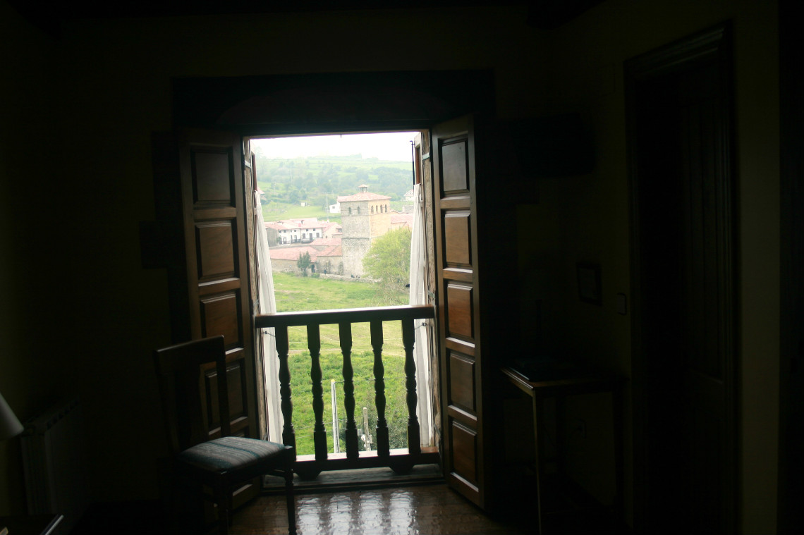 Balcón de una habitación en la Posada la Casa del Organista en Santillana del Mar