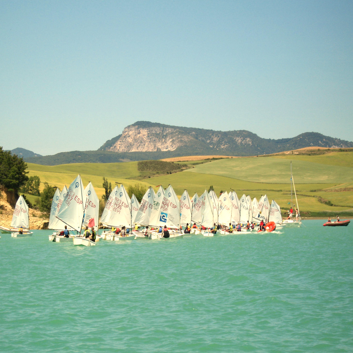 Competición de veleros en el Embalse de Alloz en Navarra