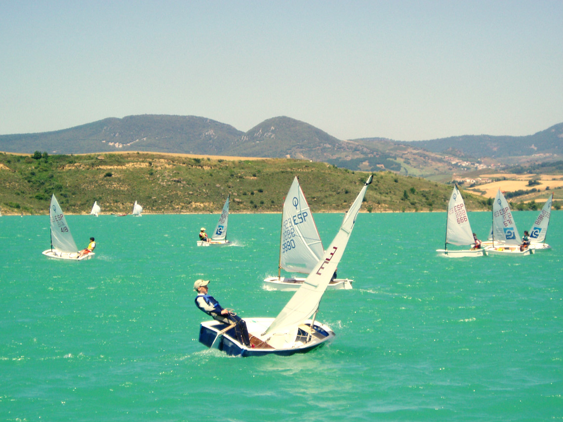 Velero en el Embalse de Alloz en Navarra