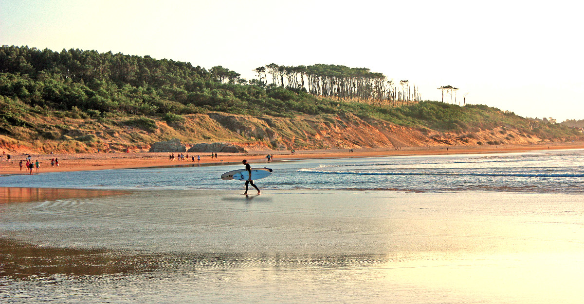 Un surfista en la Playa de Somo en Cantabria