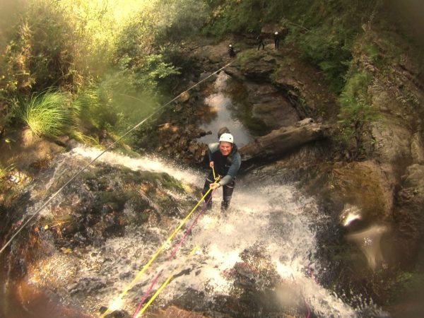 Rappel con Aqua 21 Aventura en el Río Navedo en Cantabria