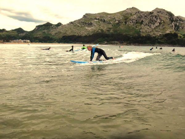 Curso de perfeccionamiento de surf con la Escuela de Surf Arenillas en Castro Urdiales