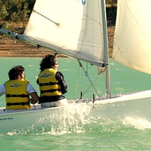 Vela en familia en el Embalse de Alloz