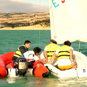 Vela en familia en el Embalse de Alloz