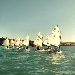 Curso de navegación a vela infantil en el Embalse de Alloz