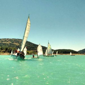 Curso de navegación a vela infantil en el Embalse de Alloz