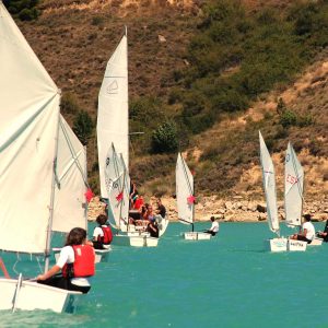 Curso de navegación a vela infantil en el Embalse de Alloz