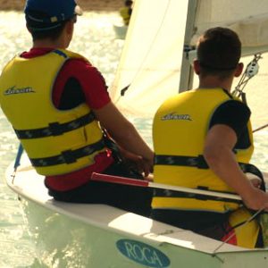 Vela en familia en el Embalse de Alloz