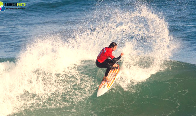 Surfista con Merón Surf School en San Vicente de la Barquera en Cantabria