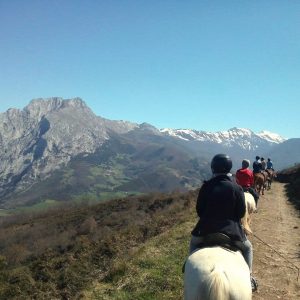 Rutas a caballo por la Sierra de Boria en San Vicente de la Barquera