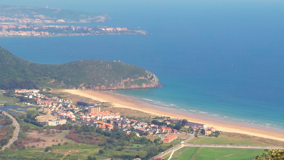 Vista de Saldaña con la Playa de Berria en Santoña en Cantabria
