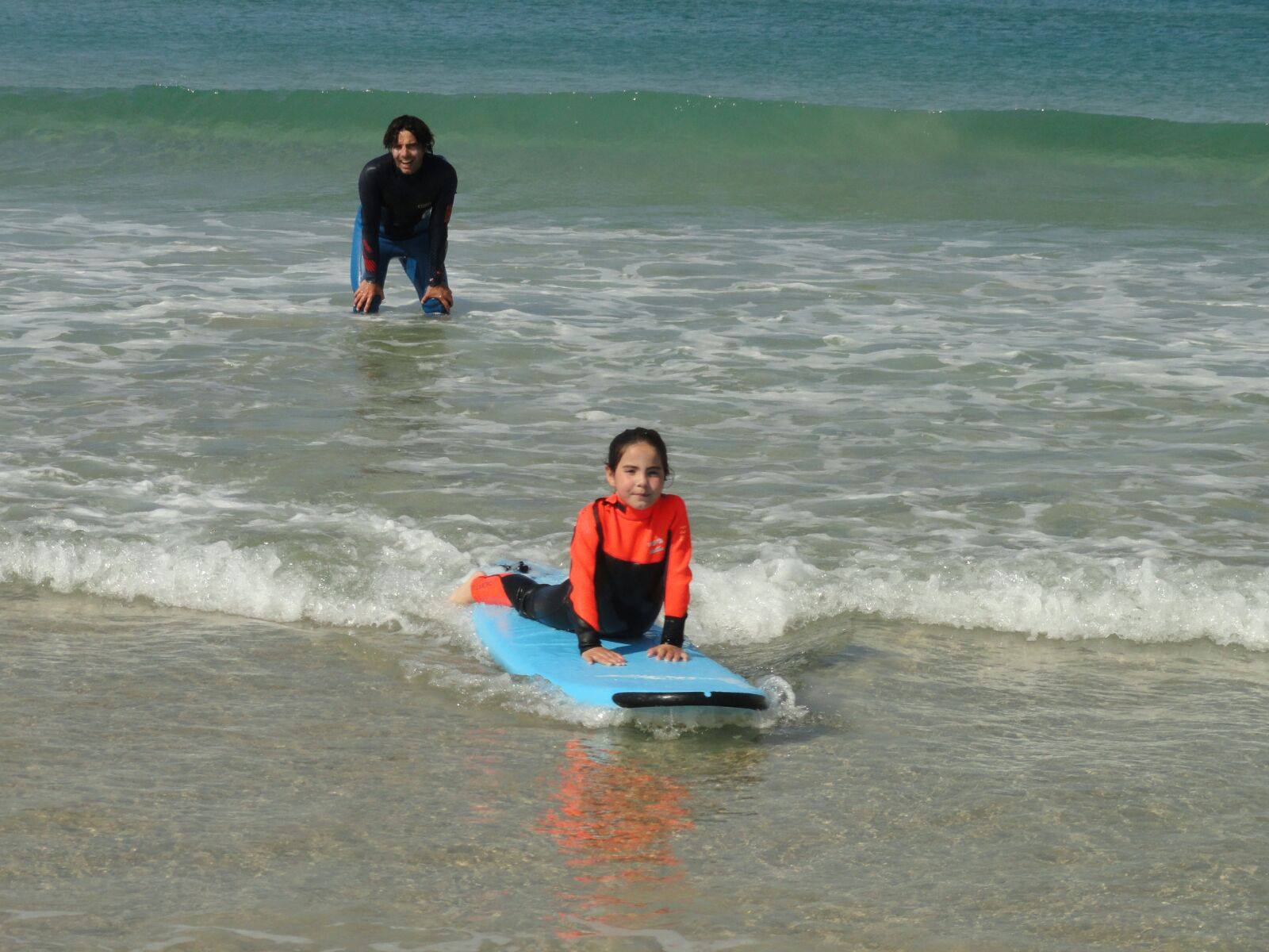 Alumno haciendo un curso de surf con la Escuela Surfer Tarifa en Tarifa en Cádiz
