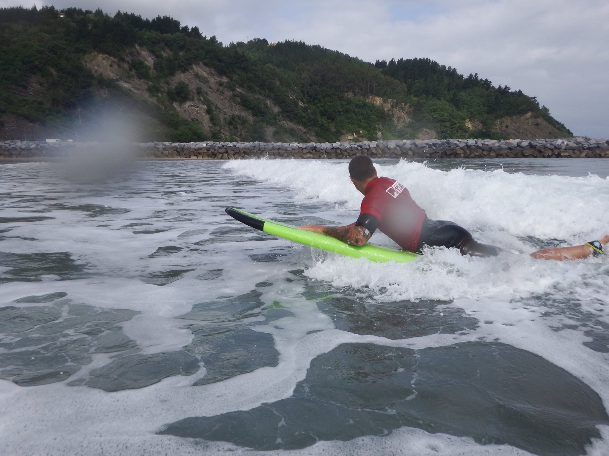 Alumno haciendo un curso de surf con la Escuela Yako Surf en Deba