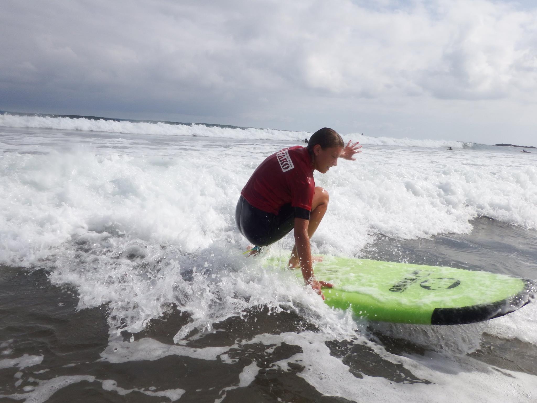 Alumno en el curso de perfeccionamiento de surf con la Escuela Yako Surf en Deb