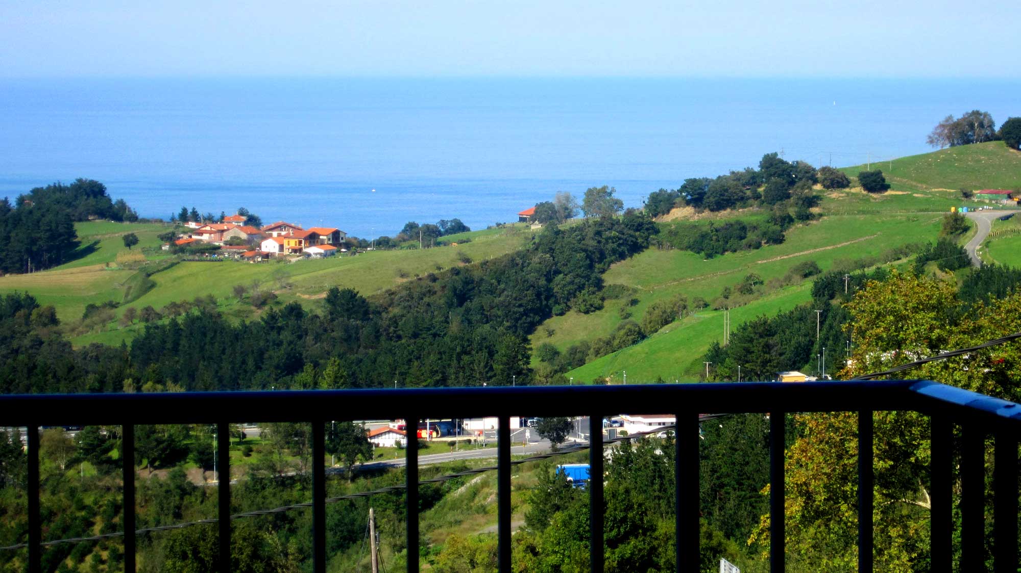 Vista desde una terraza de la habitación del Hotel Deba en Guipúzcoa