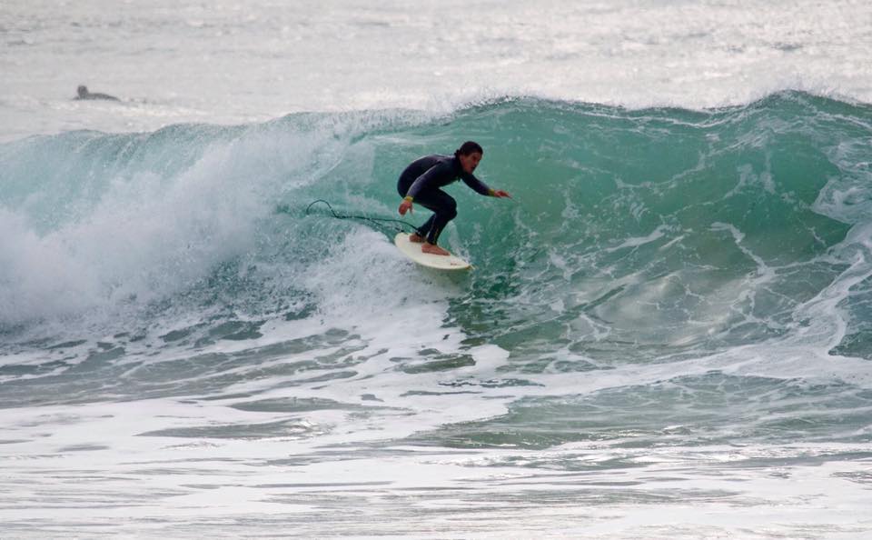 Alumno en el curso de surf con la Escuela de Surf los Locos en Suances