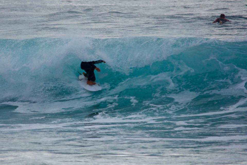 Chico surfeando con la Escuela de Surf los Locos en Suances