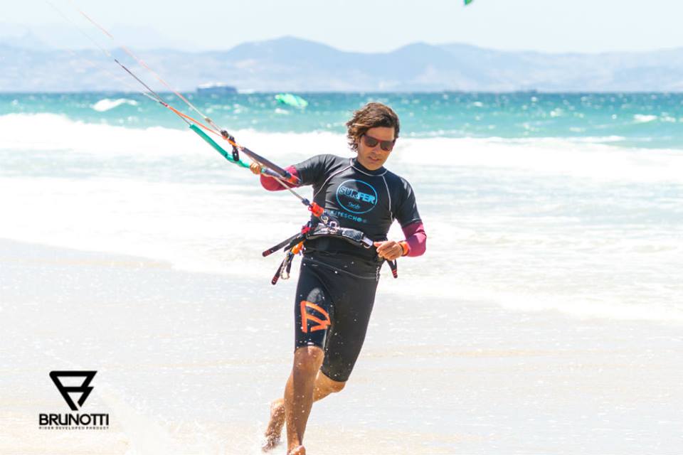 Alumno del curso de kitesurf en Tarifa con la Escuela Surfer Tarifa en Tarifa