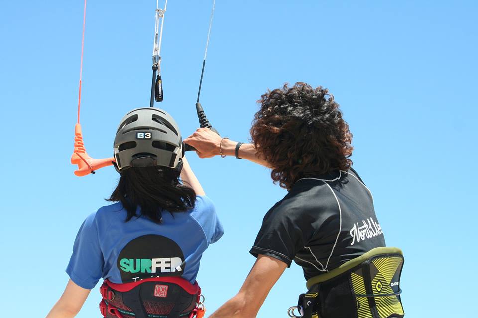 Alumno en la clase privada de surf con la Escuela Surfer Tarifa en Tarifa