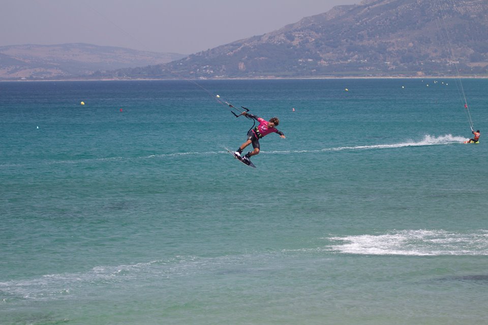 Alumna en el curso privado de surf con la Escuela Surfer Tarifa en Tarifa