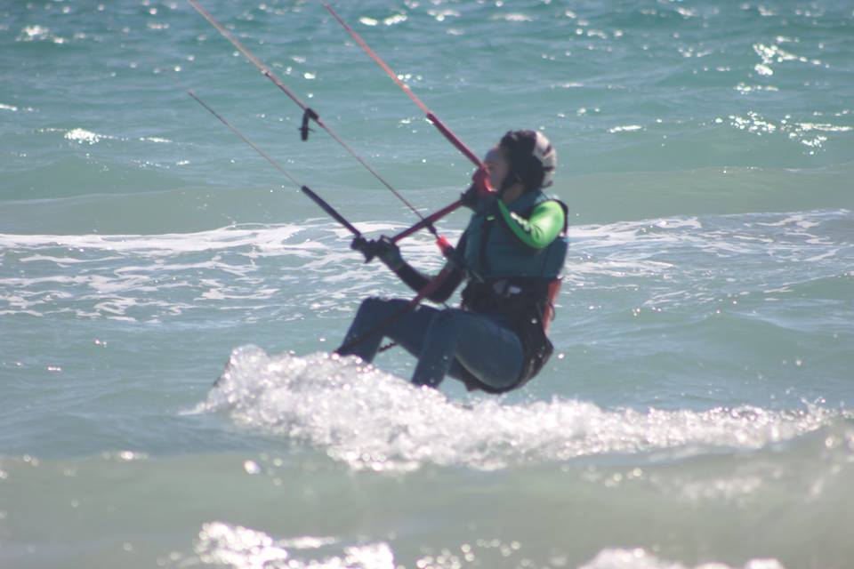 Alumna en el curso privado de surf con la Escuela Surfer Tarifa en Tarifa