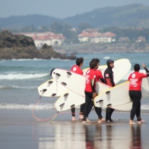 Curso de surf en la Playa de Berria en Cantabria