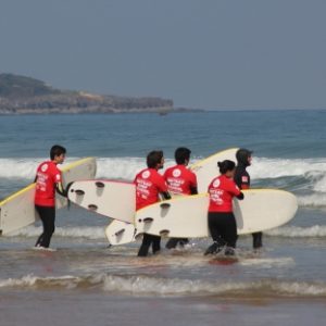 Curso de surf en la Playa de Berria en Cantabria
