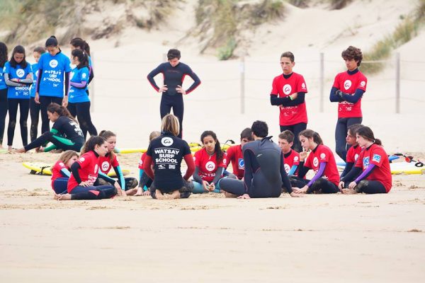 Alumnos del campamento de surf con la Escuela Watsay Surf School en la Playa de Berria en Santoña en Cantabria