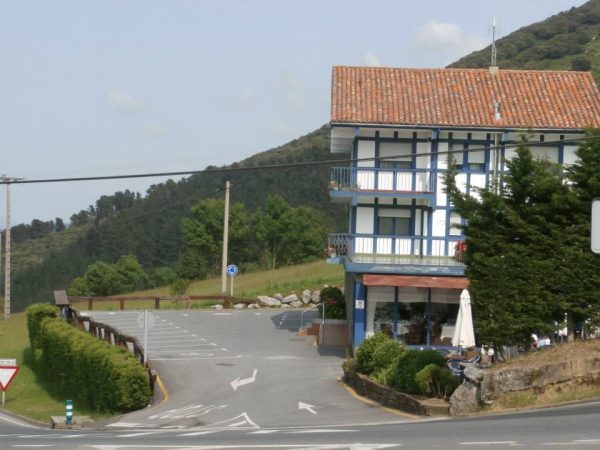 Parking exterior del Hotel Kanala en Deba