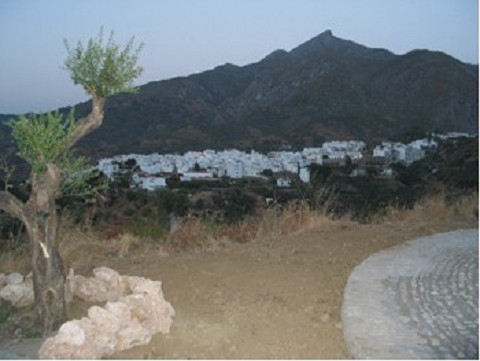 Vista desde el Mirador Natural de las Herrizas al núcleo rural en Istán