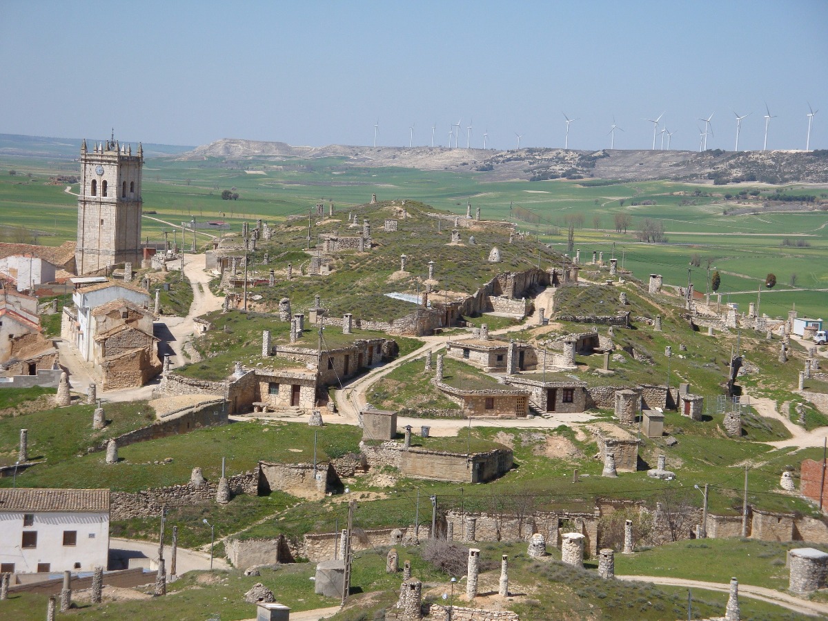 Bodegas en el cerro de Baltanás en la provincia de Palencia