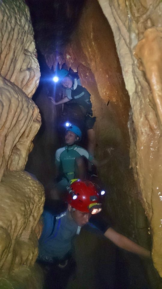 Grupo de personas haciendo espeleología con Team 4 you en Malaga